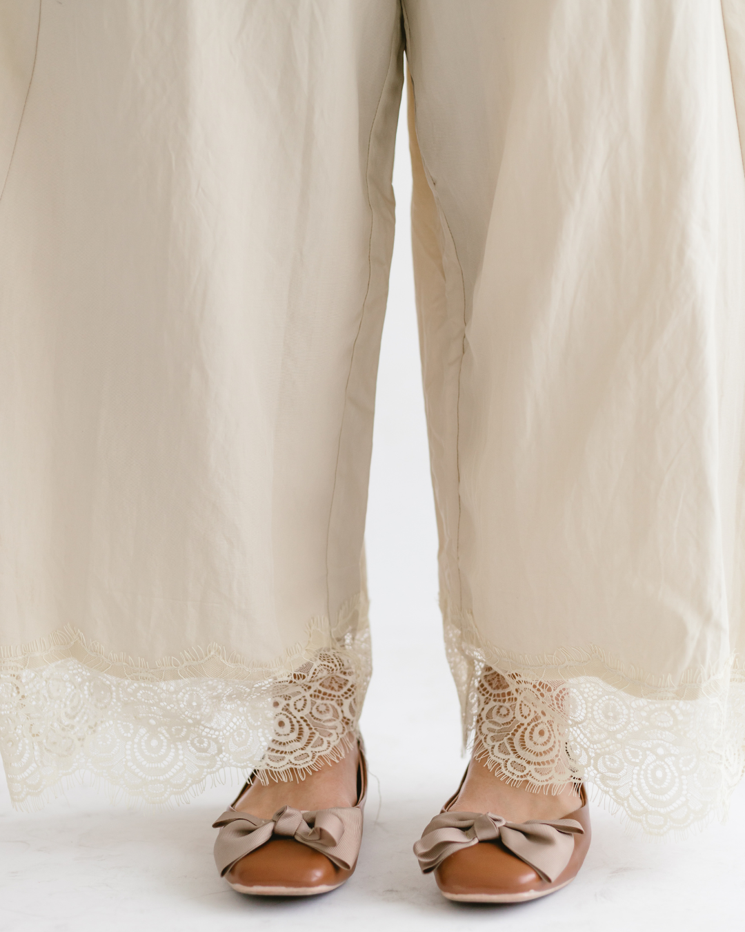 BALLOON LEG PANTS WITH LACE TRIM